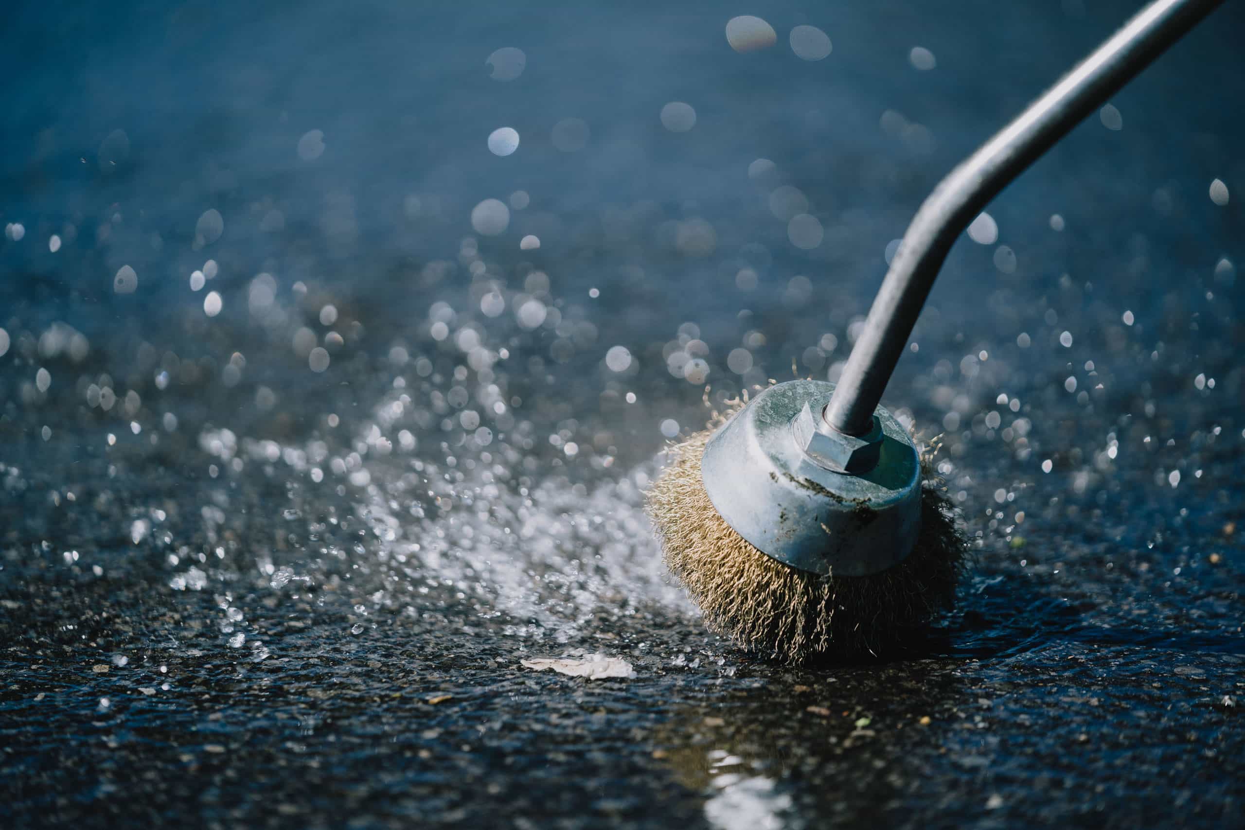 KECKEX Flächenreinigung ohne Chemie mit rotierender Bürste und Wasser.