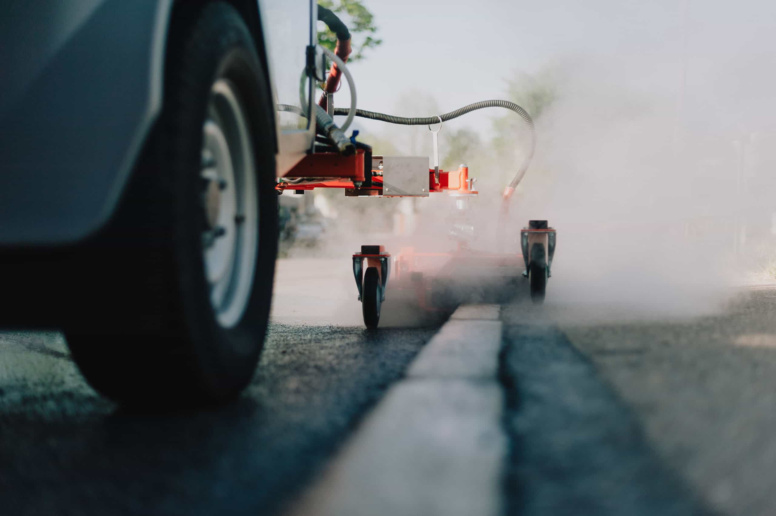 KECKEX Flächenreinigung ohne Chemie: Dampfgerät reinigt Fahrbahn.